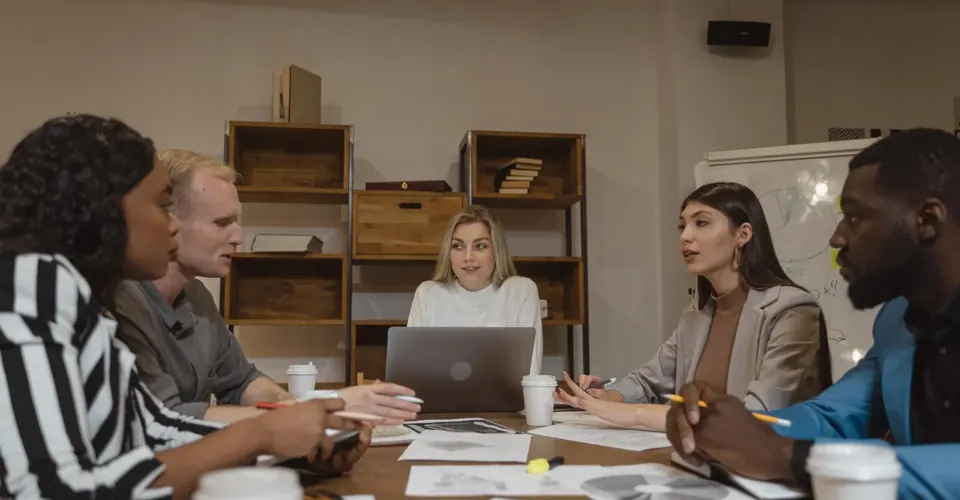 Un equipo reunido alrededor de una mesa de trabajo